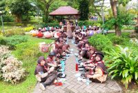 Super Camp SDIT Al-Akmal adalah kegiatan perkemahan edukatif untuk siswa kelas 4–6 yang bertujuan melatih kemandirian, kepedulian sosial, dan kemampuan berinteraksi dengan lingkungan melalui pengalaman langsung di alam terbuka. (Dok. SDIT Al-Akmal)