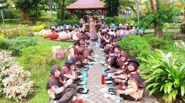Super Camp SDIT Al-Akmal adalah kegiatan perkemahan edukatif untuk siswa kelas 4–6 yang bertujuan melatih kemandirian, kepedulian sosial, dan kemampuan berinteraksi dengan lingkungan melalui pengalaman langsung di alam terbuka. (Dok. SDIT Al-Akmal)