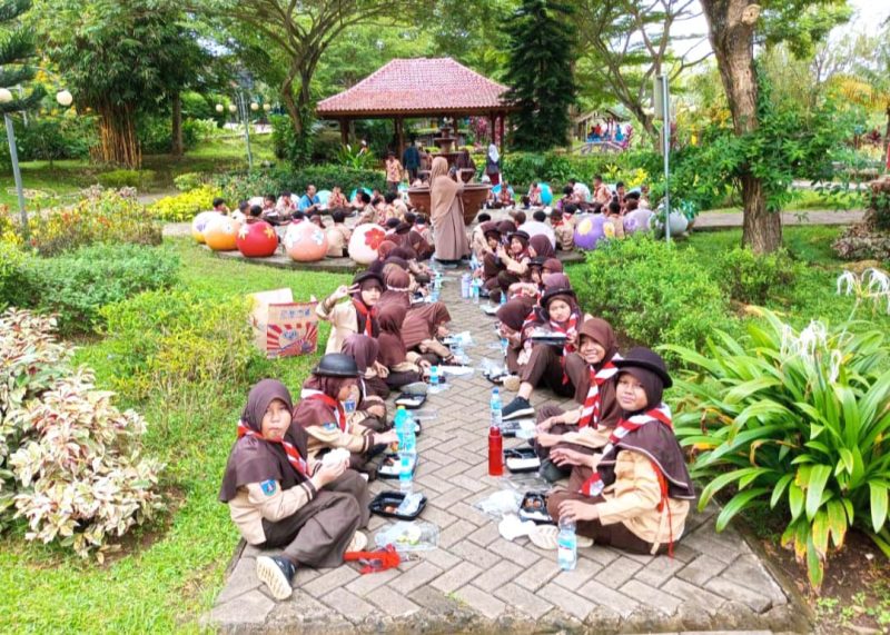 Super Camp SDIT Al-Akmal adalah kegiatan perkemahan edukatif untuk siswa kelas 4–6 yang bertujuan melatih kemandirian, kepedulian sosial, dan kemampuan berinteraksi dengan lingkungan melalui pengalaman langsung di alam terbuka. (Dok. SDIT Al-Akmal)