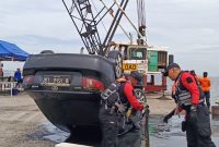 Kondisi Mobil Setelah Ditemukan di Marunda Mobil pensiunan TNI, yang tenggelam di Dermaga Marunda, Jakarta Utara, terlihat rusak parah dengan beberapa bagian bodi yang penyok dan kaca yang pecah, setelah berhasil diangkat dari perairan. (Foto: Istimewa)