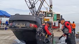 Kondisi Mobil Setelah Ditemukan di Marunda Mobil pensiunan TNI, yang tenggelam di Dermaga Marunda, Jakarta Utara, terlihat rusak parah dengan beberapa bagian bodi yang penyok dan kaca yang pecah, setelah berhasil diangkat dari perairan. (Foto: Istimewa)