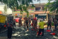 Laskar Merah Putih Provinsi Banten memperbaiki jalan yang rusak. (Foto: Dok. LMP Banten)