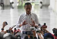 Joko Widodo merespons permintaan Hasto yang meminta aparat penegak hukum untuk memeriksa keluarganya. (Istimewa)