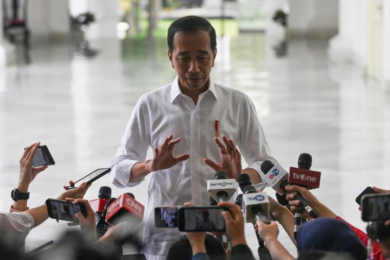 Joko Widodo merespons permintaan Hasto yang meminta aparat penegak hukum untuk memeriksa keluarganya. (Istimewa)