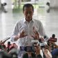 Joko Widodo merespons permintaan Hasto yang meminta aparat penegak hukum untuk memeriksa keluarganya. (Istimewa)