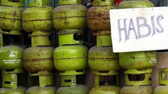 Antrian pembelian Gas LPG 3kg di pangkalan khusus penjualan Gas LPG