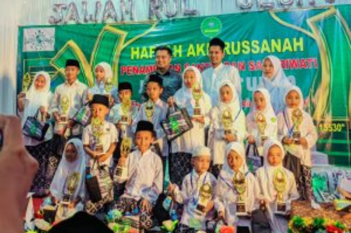 Acara puncak Haflah Akhirussanah ke-2 di Majelis Ta'lim Jawahirul Ulum berlangsung meriah dan khidmat, dengan pembagian sertifikat serta piala bagi santri berprestasi.