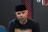 Ahmad Dhani jadi sorotan di media sosial, dengan Agnez Mo mengungkapkan kekecewaannya dan Mitha memuji sifat kekeluargaan Dhani. (YouTube/Sujiwo Tejo)
