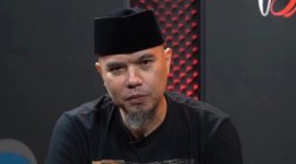 Ahmad Dhani jadi sorotan di media sosial, dengan Agnez Mo mengungkapkan kekecewaannya dan Mitha memuji sifat kekeluargaan Dhani. (YouTube/Sujiwo Tejo)