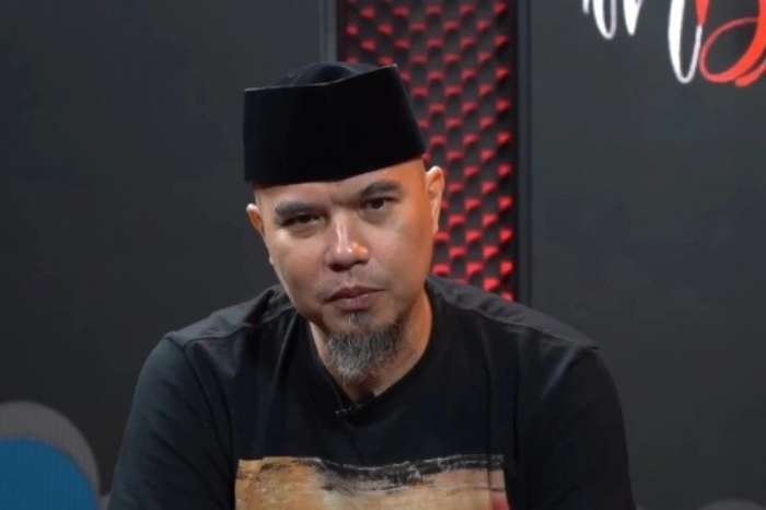 Ahmad Dhani jadi sorotan di media sosial, dengan Agnez Mo mengungkapkan kekecewaannya dan Mitha memuji sifat kekeluargaan Dhani. (YouTube/Sujiwo Tejo)