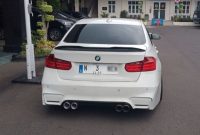 Sebuah mobil BMW putih dengan nopol palsu 