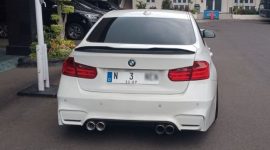 Sebuah mobil BMW putih dengan nopol palsu 