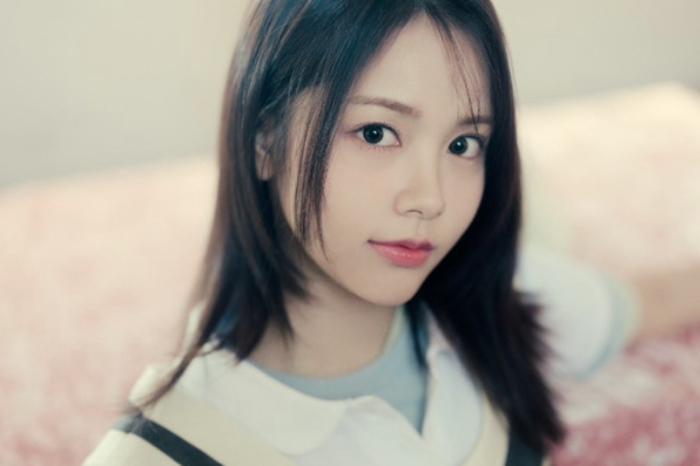 Nyoman Ayu Carmenita, berasal dari Bali dan lahir pada 28 Maret 2006. Ia dikabarkan telah bergabung dengan SM Entertainment sebagai trainee sejak 2022 (X/Hearts2Hearts)