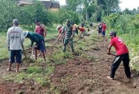 Gotong royong adalah budaya luhur bangsa yang harus dijaga dan dilestarikan. (Dok.Kodim0808/Blitar)