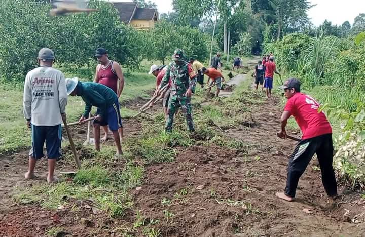 Gotong royong adalah budaya luhur bangsa yang harus dijaga dan dilestarikan. (Dok.Kodim0808/Blitar)