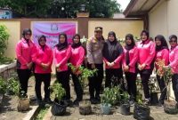 Dalam upaya mendukung ketahanan pangan nasional, Polsek Kronjo mengikuti kegiatan launching program Pekarangan Pangan Lestari (Dok. Polsek Kronjo)