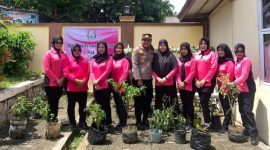 Dalam upaya mendukung ketahanan pangan nasional, Polsek Kronjo mengikuti kegiatan launching program Pekarangan Pangan Lestari (Dok. Polsek Kronjo)
