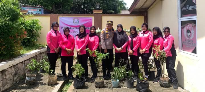 Dalam upaya mendukung ketahanan pangan nasional, Polsek Kronjo mengikuti kegiatan launching program Pekarangan Pangan Lestari (Dok. Polsek Kronjo)