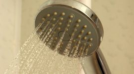 Ilustrasi shower yang mengalirkan air, menggambarkan mandi sebagai persiapan menyambut puasa Ramadan 1446 Hijriah, untuk menyucikan diri sebelum menjalani ibadah. (Foto: Pixabay)