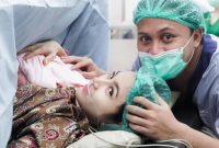 Mahalini dan Rizky Febian berpose bersama setelah kelahiran putri pertama mereka, Zairee Selina Quinlyn Kareema Febian. (Instagram/rizkyfbian-mahaliniraharja)
