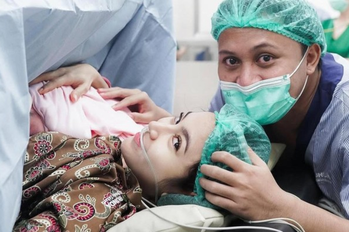Mahalini dan Rizky Febian berpose bersama setelah kelahiran putri pertama mereka, Zairee Selina Quinlyn Kareema Febian. (Instagram/rizkyfbian-mahaliniraharja)