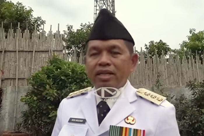 Gebrakan Dedi Mulyadi usai dilantik sebagai Gubernur Jawa Barat oleh Prabowo Subianto di Istana Negara, Jakarta, Kamis (20/2).