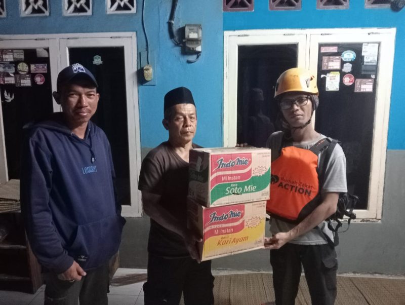 (Kiri ke kanan) Ketua RT Bapak Khodir Jailani, Warga Bapak Agus dan Arif Relawan Rumah Zakat Tangerang.