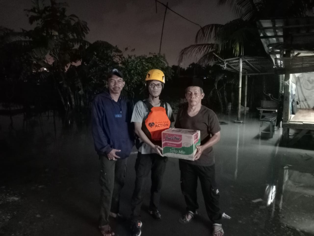 Bantuan Rumah Zakat untuk korban banjir di Kampung Bulak 