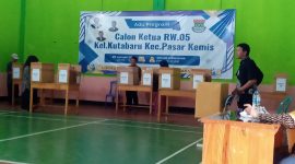 Prose perhitungan suara pemilihan Ketua RW 05 Kutabaru, Pasar Kemis, Kabupaten Tangerang. (Metrosiar/Luky)