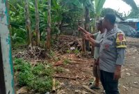 Bripka Kahar Mujiono bersama warga melihat tanaman pisang, terong, jeruk dan aneka tanaman bumbu yang ditanam warga di areal pekarangan. (Istimewa)