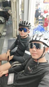 Selfie ketika sedang bersepeda beristirahat di salah satu minimarket(Dok. Pribadi)
