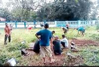 Menyambut datangnya bulan suci Ramadhan 1446 H, warga Kampung Kayu Apu, Desa Klebet, kecamatan Kemiri bergotong royong membersihkan Tempat Pemakaman Umum (TPU). (Dok.Agus S)