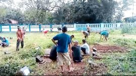 Menyambut datangnya bulan suci Ramadhan 1446 H, warga Kampung Kayu Apu, Desa Klebet, kecamatan Kemiri bergotong royong membersihkan Tempat Pemakaman Umum (TPU). (Dok.Agus S)
