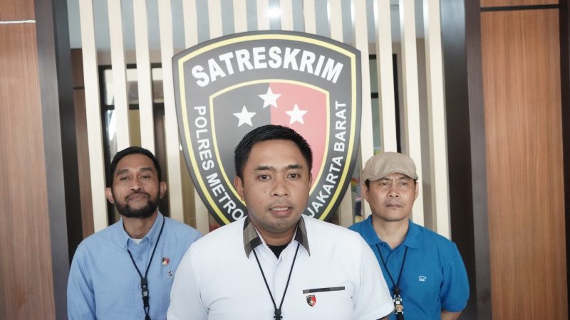 Unit Resmob Sat Reskrim Polres Metro Jakarta Barat berhasil mengamankan seorang pelaku yang diduga terlibat dalam kasus penipuan dan penggelapan 15 ton beras premium milik seorang pengusaha asal Palembang. (Dok. Humas Polresto Jakarta Barat)