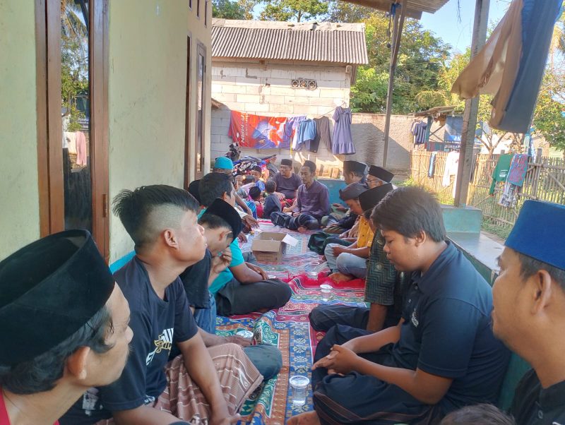 Warga Kp Kemiri Rt/Rw 001/001 Desa Kemiri Kecamatan Kemiri melaksanakan Riungan munggahan sebagai salah satu momentum tiap tahun menjelang bulan suci Ramadhan (Dok. Pribadi)