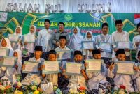 Acara puncak Haflah Akhirussanah ke-2 di Majelis Ta'lim Jawahirul Ulum berlangsung meriah dan khidmat, dengan pembagian sertifikat serta piala bagi santri berprestasi. (Istimewa)