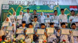 Acara puncak Haflah Akhirussanah ke-2 di Majelis Ta'lim Jawahirul Ulum berlangsung meriah dan khidmat, dengan pembagian sertifikat serta piala bagi santri berprestasi. (Istimewa)