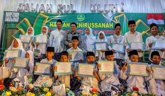 Acara puncak Haflah Akhirussanah ke-2 di Majelis Ta'lim Jawahirul Ulum berlangsung meriah dan khidmat, dengan pembagian sertifikat serta piala bagi santri berprestasi. (Istimewa)