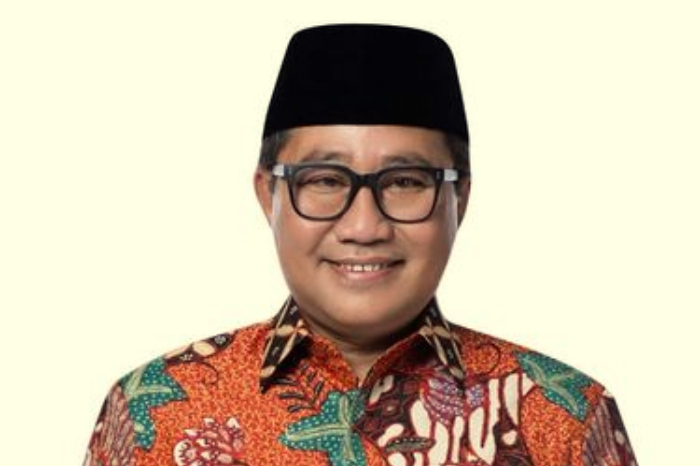 Iswar memasuki dunia politik setelah mendapatkan dukungan dari PDIP untuk maju sebagai Wakil Wali Kota mendampingi Agustina dalam Pilwalkot 2024. Sebelum memperoleh rekomendasi dari partai, ia juga sempat mendaftar ke beberapa partai politik.