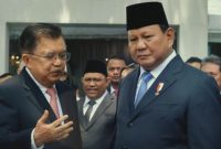 Potret Eks Wapres RI, Jusuf Kalla (kiri) dan Presiden RI Prabowo Subianto (kanan) saat acara peluncuran Investasi Danantara di Jakarta.