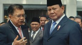 Potret Eks Wapres RI, Jusuf Kalla (kiri) dan Presiden RI Prabowo Subianto (kanan) saat acara peluncuran Investasi Danantara di Jakarta.