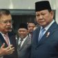 Potret Eks Wapres RI, Jusuf Kalla (kiri) dan Presiden RI Prabowo Subianto (kanan) saat acara peluncuran Investasi Danantara di Jakarta.