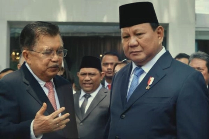 Potret Eks Wapres RI, Jusuf Kalla (kiri) dan Presiden RI Prabowo Subianto (kanan) saat acara peluncuran Investasi Danantara di Jakarta.