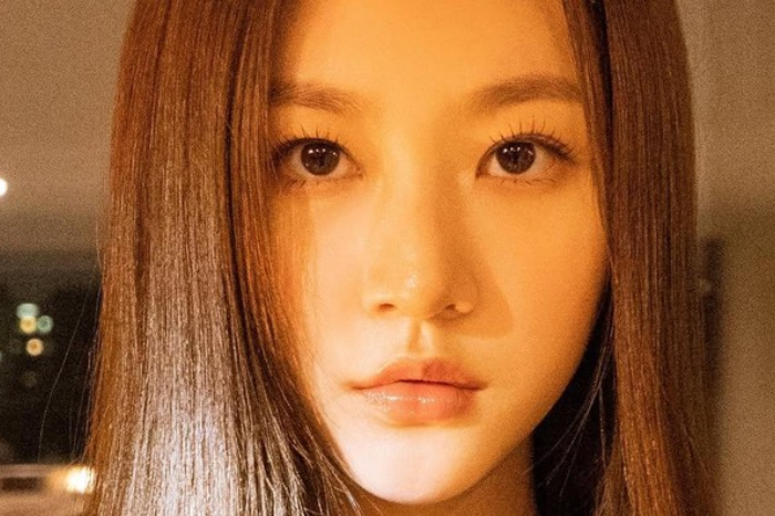 Aktris Korea Selatan Kim Sae Ron ditemukan meninggal dunia pada 16 Februari 2025 di usia 24 tahun. Penyebab kematiannya masih diselidiki, namun tidak ada indikasi kejahatan. Kim Sae Ron memulai karier akting sejak kecil dan terkenal lewat peran dalam film seperti A Brand New Life dan serial seperti The Great Shaman Ga Doo-shim dan Bloodhounds. Meskipun sempat terlibat dalam skandal DUI pada 2022, ia tetap dikenal sebagai sosok yang aktif di dunia hiburan.