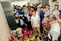 Menteri ESDM Bahlil Lahadalia saat sidak pangkalan gas LPG 3 kg di Pekanbaru, Riau, 5 Februari 2025. (Instagram/bahlillahadalia)
