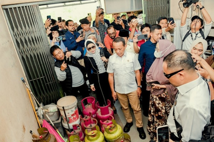 Menteri ESDM Bahlil Lahadalia saat sidak pangkalan gas LPG 3 kg di Pekanbaru, Riau, 5 Februari 2025. (Instagram/bahlillahadalia)