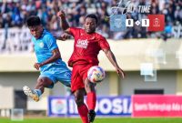 Foto: Ilustrasi suporter Persela Lamongan turun ke lapangan dan merusak fasilitas, termasuk melempar kaca pintu masuk yang pecah, setelah pertandingan berakhir ricuh. (facebook.com/perselafootball)