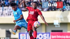 Foto: Ilustrasi suporter Persela Lamongan turun ke lapangan dan merusak fasilitas, termasuk melempar kaca pintu masuk yang pecah, setelah pertandingan berakhir ricuh. (facebook.com/perselafootball)