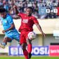 Foto: Ilustrasi suporter Persela Lamongan turun ke lapangan dan merusak fasilitas, termasuk melempar kaca pintu masuk yang pecah, setelah pertandingan berakhir ricuh. (facebook.com/perselafootball)