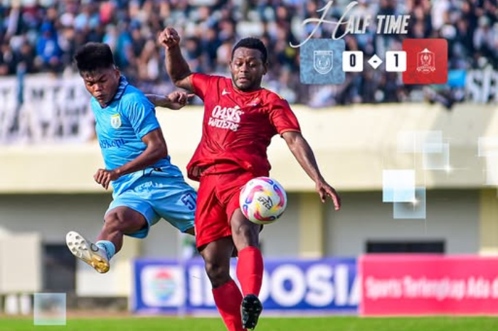 Foto: Ilustrasi suporter Persela Lamongan turun ke lapangan dan merusak fasilitas, termasuk melempar kaca pintu masuk yang pecah, setelah pertandingan berakhir ricuh. (facebook.com/perselafootball)